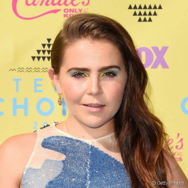 Mae Whitman chamou aten??o com o esfumado multicolorido, com sombras azul, rosa e amarelo, no Teen's Choice Awards de 2015